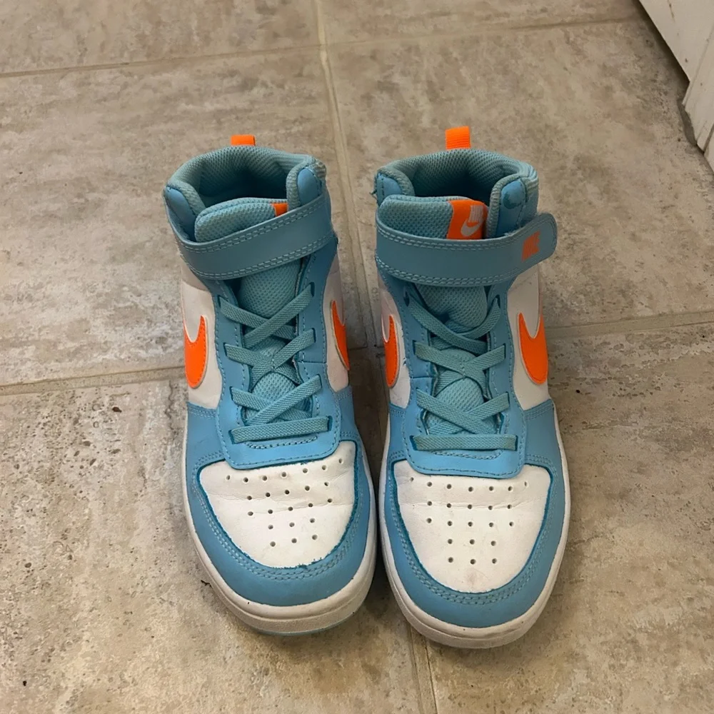Nike High-Top Sneakers in Teal and Orange - Picture 2 of 5